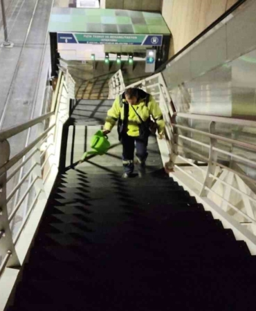 Kocaeli’de üst geçitlerdeki buzlanmaya özel solüsyonla müdahale ediliyor