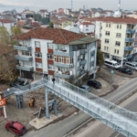 "Yayalar evimi izliyor" şikayeti üst geçidi yıktırdı: "Evi yine görebiliyoruz"