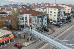 "Yayalar evimi izliyor" şikayeti üst geçidi yıktırdı: "Evi yine görebiliyoruz"