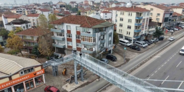 "Yayalar evimi izliyor" şikayeti üst geçidi yıktırdı: "Evi yine görebiliyoruz"