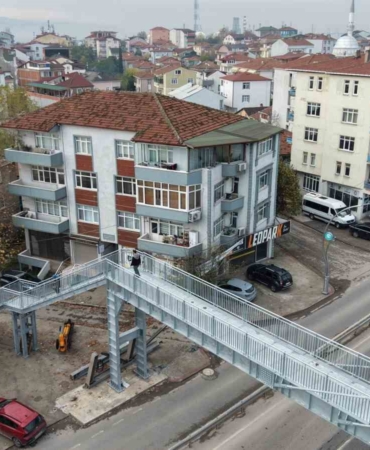 "Yayalar evimi izliyor" şikayeti üst geçidi yıktırdı: "Evi yine görebiliyoruz"