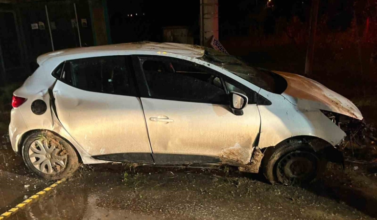 Sakarya’da takla atan otomobilde sıkışan sürücü yaralandı