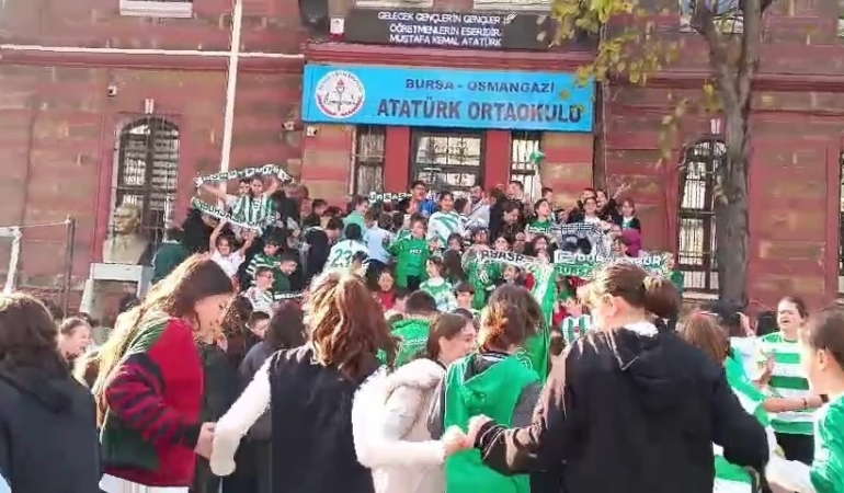 Bursa’da öğrenciler Bursaspor kıyafetleriyle okula geldi