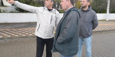 Burhaniye de çöken kanalizasyon borusu yol kapattırdı