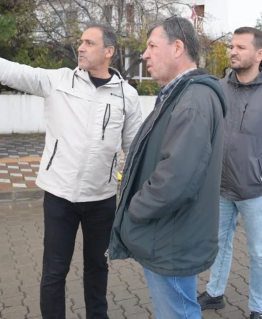 Burhaniye de çöken kanalizasyon borusu yol kapattırdı