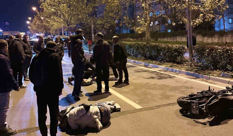 Otomobille çarpışan motosikletteki 2 genç yaralandı