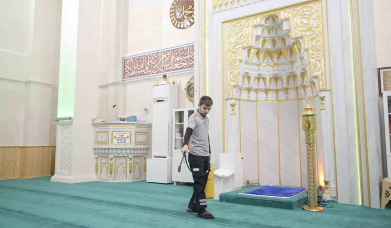 Esenyurt Belediyesi camilerde hijyen ve bakım hizmetlerini yeniledi