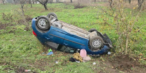 Kontrolden çıkan otomobil tarlaya uçtu: 2 yaralı