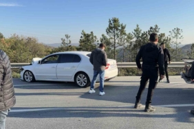 Arnavutköy’de zincirleme trafik kazası: Yan yatan kamyonette sıkışan sürücüyü vatandaşlar kurtardı