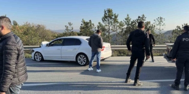 Arnavutköy’de zincirleme trafik kazası: Yan yatan kamyonette sıkışan sürücüyü vatandaşlar kurtardı