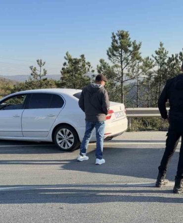 Arnavutköy’de zincirleme trafik kazası: Yan yatan kamyonette sıkışan sürücüyü vatandaşlar kurtardı