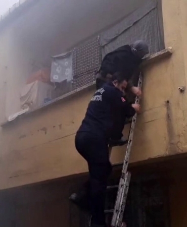 Pendik’te yangında can pazarı: Zabıta yaşlı kadını böyle kurtardı
