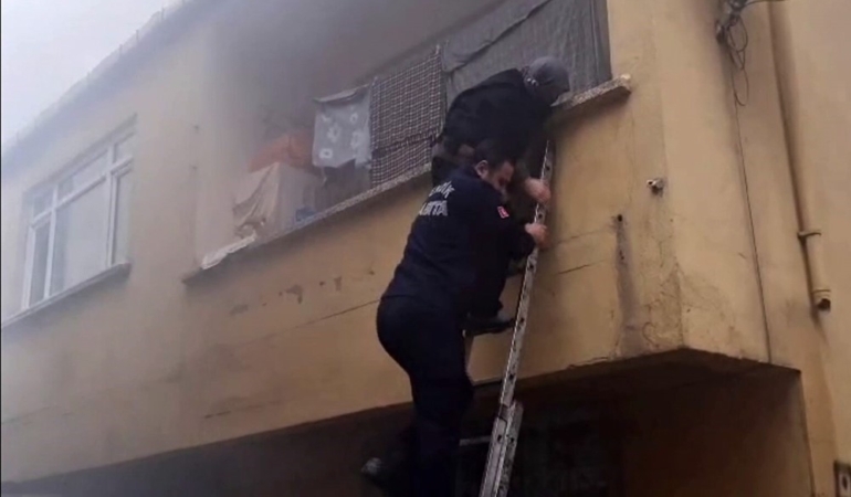 Pendik’te yangında can pazarı: Zabıta yaşlı kadını böyle kurtardı
