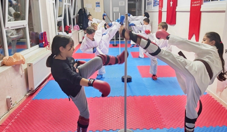 Bilecik’te karate spor okullarında yoğun tempo