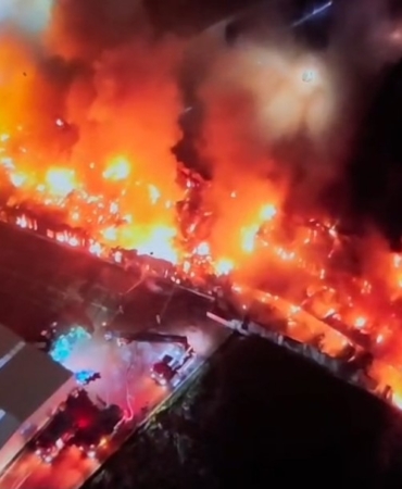 Esenyurt’taki fabrika yangını 4 saattir devam ediyor: Patlamalar peş peşe geldi