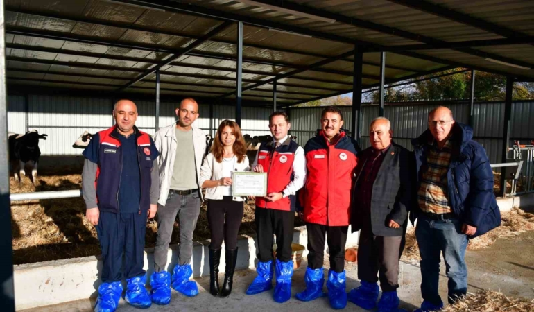 Biga’da kaliteli hayvansal üretim yapan üreticiye Ari İşletme Belgesi
