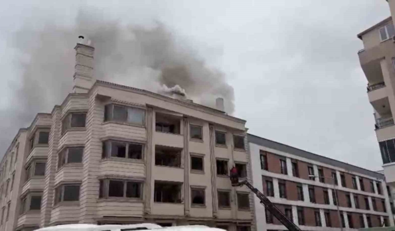 Eskiden otel olarak kullanılan binada çıkan yangın korkuttu
