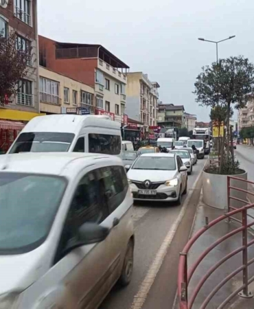 Yalova’da köprülü kavşakta çalışma nedeniyle trafik yoğunluk