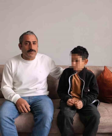 Okul müdürü, sinirlendiği öğrenciyi herkesin içinde darp etti