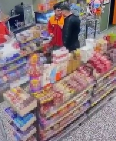 Akaryakıt istasyonunda çalışan genci darbeden alkollü müşteri gözaltına alındı