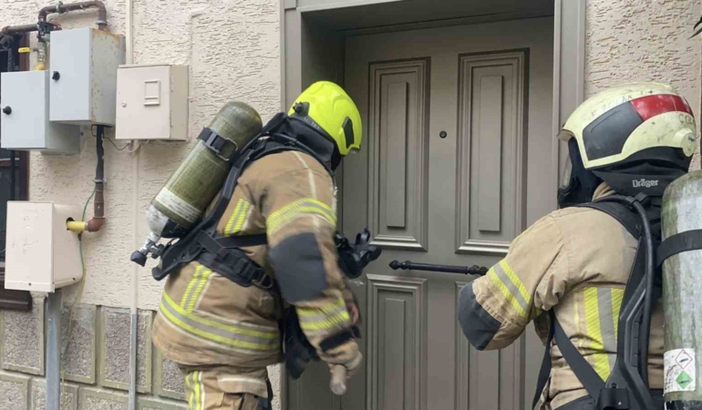 Bursa’da ev yangını: İtfaiyenin hızlı müdahalesiyle akvaryumdaki balıklar kurtarıldı