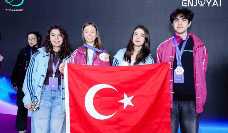 Çin’de yarışan Robotik takımından gümüş madalya