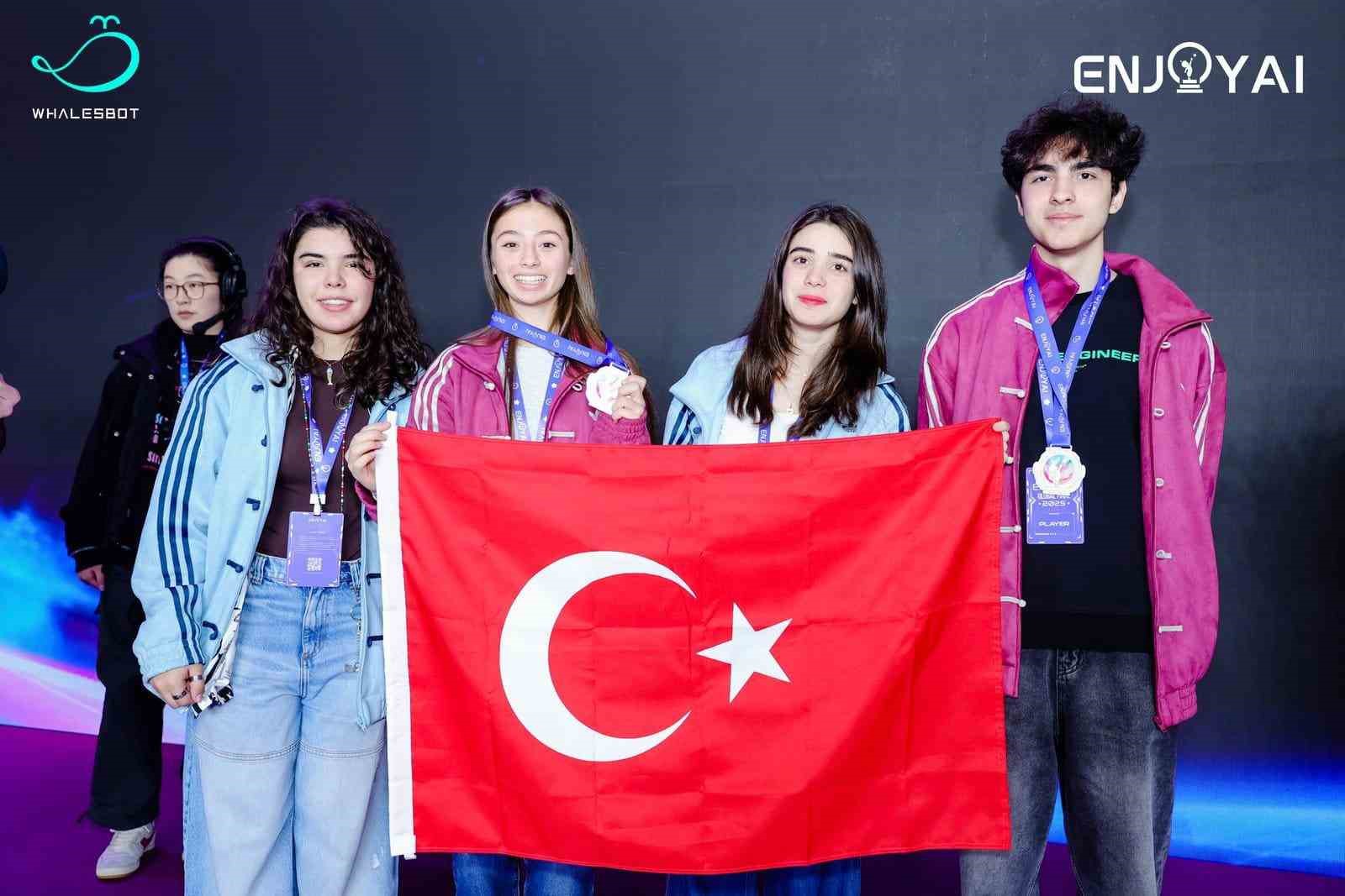 Çin’de yarışan Robotik takımından gümüş madalya