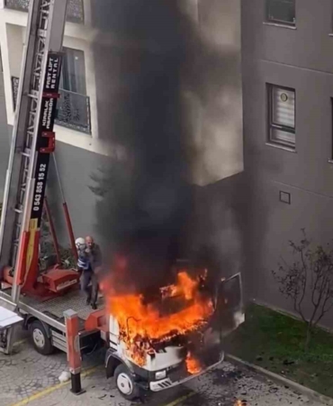 Ev taşıma kabusa döndü... Vinç alev aldı, vatandaşlar damacanayla söndürmeye çalıştı
