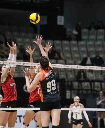 Eczacıbaşı Dynavit, 5 setlik mücadeleden galip ayrıldı