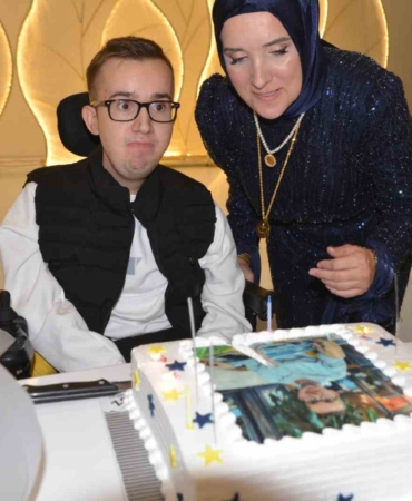 23 yıldır kas hastalığıyla mücadele eden gence düğün gibi doğum günü