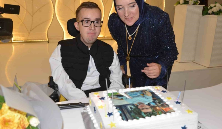 23 yıldır kas hastalığıyla mücadele eden gence düğün gibi doğum günü