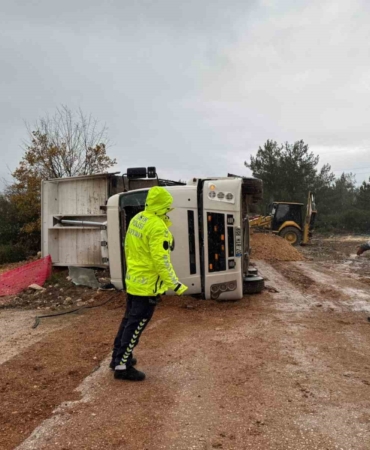 Devrilen kamyonda sıkışan sürücüsü yaralandı