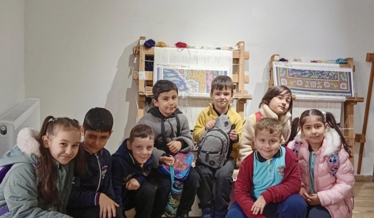 Körfez’de ilkokul öğrencileri Hereke halısının yapım aşamalarını inceledi