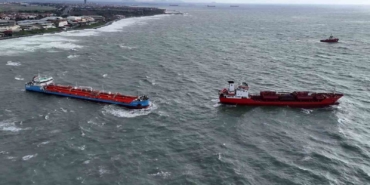 Hava şartları düzeldiğinde karaya oturan gemiyi kurtarma çalışmaları başlayacak