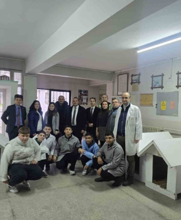 Meslek liselilerden sokak hayvanlarına kulübe desteği