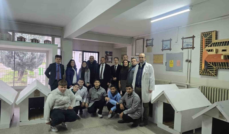 Meslek liselilerden sokak hayvanlarına kulübe desteği