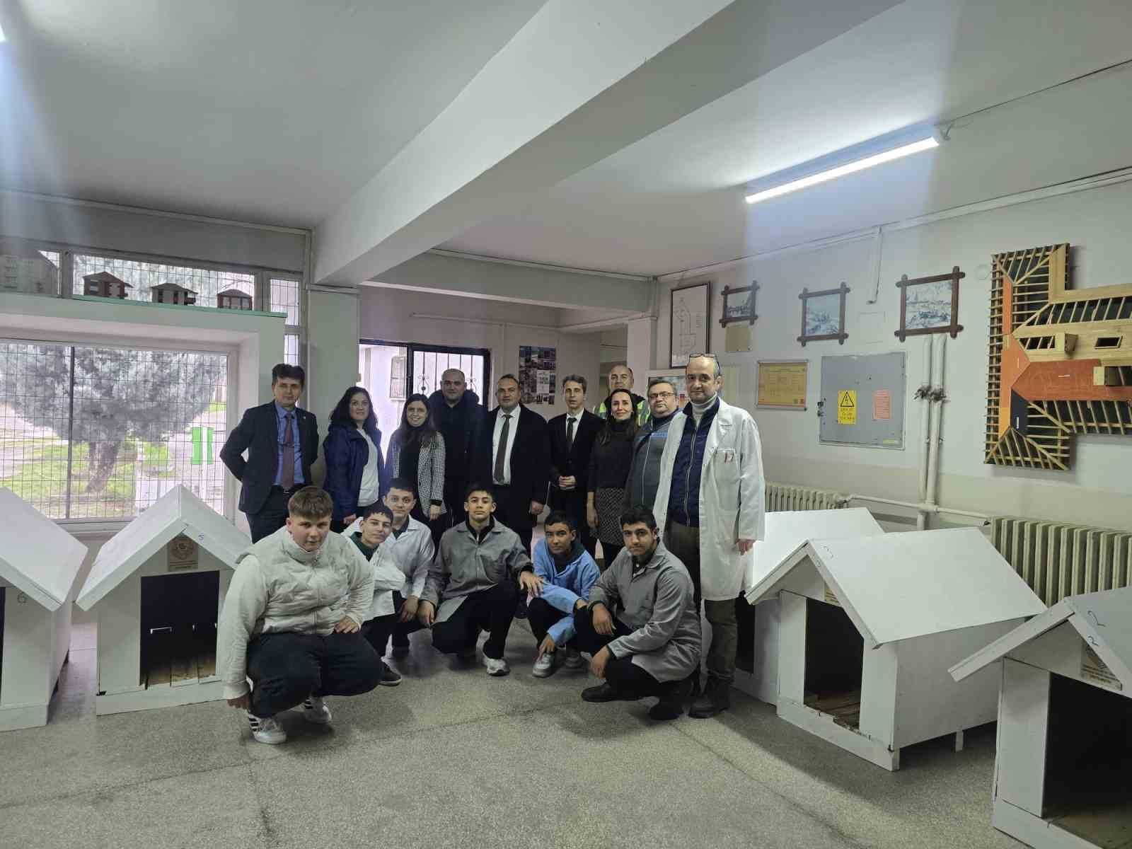 Meslek liselilerden sokak hayvanlarına kulübe desteği