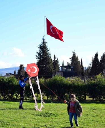 Emniyet ekipleri çocuklarla uçurtma festivalinde buluştu