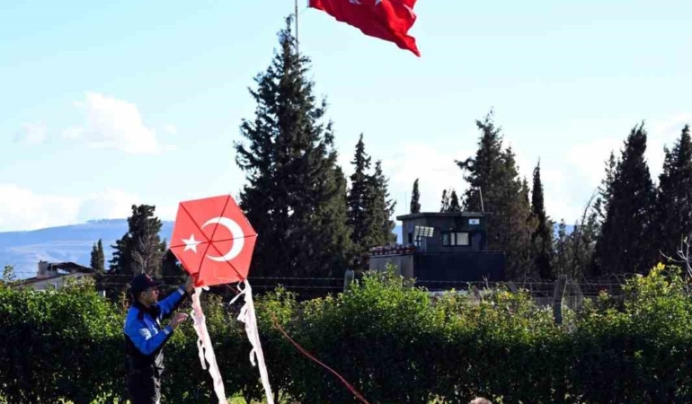 Emniyet ekipleri çocuklarla uçurtma festivalinde buluştu