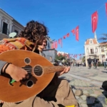 Evrensel dil olan müzikle hem geziyor hem de geçimlerini sağlıyorlar