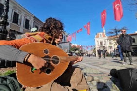 Evrensel dil olan müzikle hem geziyor hem de geçimlerini sağlıyorlar