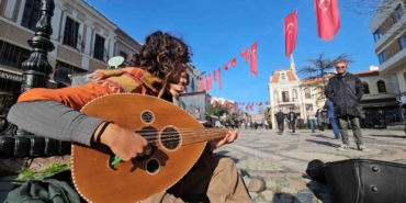 Evrensel dil olan müzikle hem geziyor hem de geçimlerini sağlıyorlar