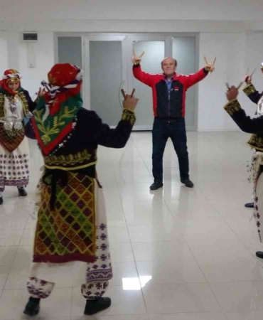 Bilecik’te 45 yıldır halk oyunu öğretiyor