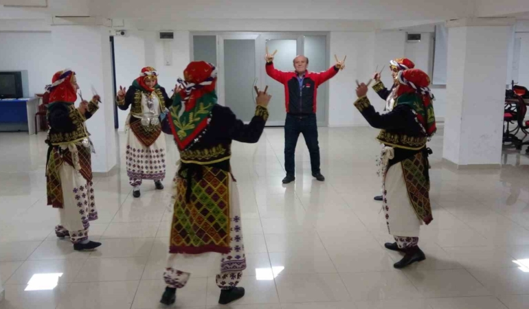 Bilecik’te 45 yıldır halk oyunu öğretiyor