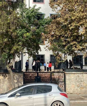 Lisede 3. kattan düşen öğrenci ağır yaralı