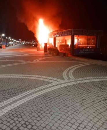 Edremit’te iş yerinde çıkan yangın itfaiye ekiplerince söndürüldü