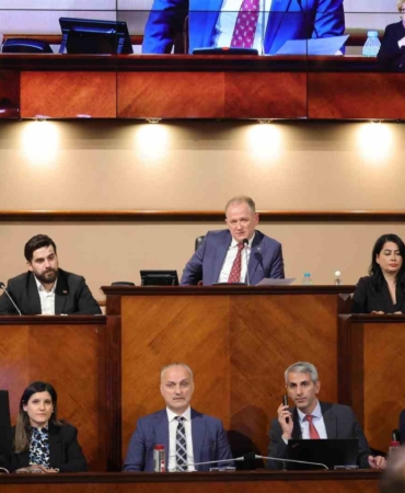 İBB Meclisi’nde çöpe atılan İSBİKE bisikletleri gerginliği