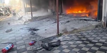 Oto tamir dükkanı ve 2 araç çıkan yangında küle döndü