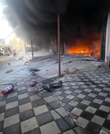 Oto tamir dükkanı ve 2 araç çıkan yangında küle döndü