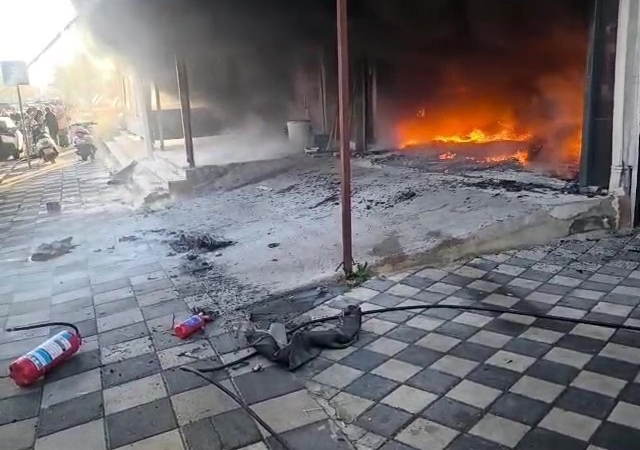 Oto tamir dükkanı ve 2 araç çıkan yangında küle döndü